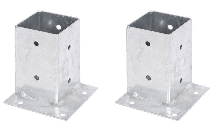 Zwei feuerverzinkte Pfostenträger zum Aufschrauben mit quadratischer Aufnahme für Holzbalken.