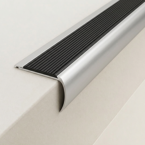 Treppenkantenprofil aus Aluminium mit schwarzer Antirutsch-Einlage.