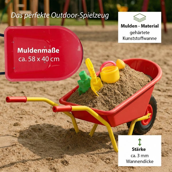 Rote Kinderschubkarre mit Sand und Spielzeug für den Außenbereich