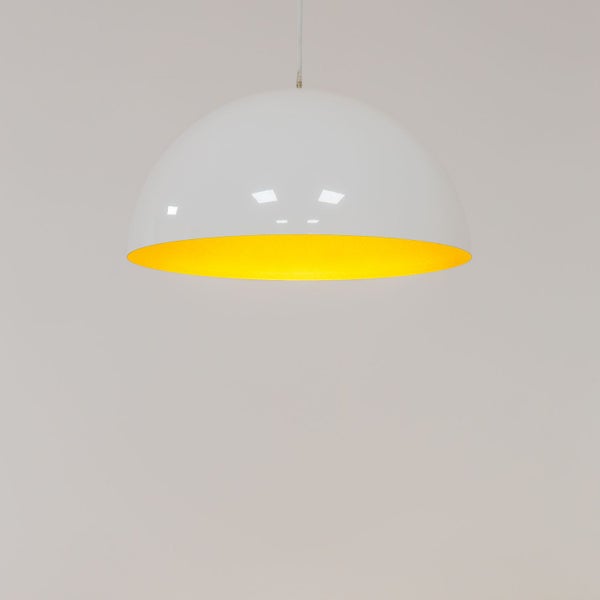 Hängelampe mit Halbkugelform und Innenseite