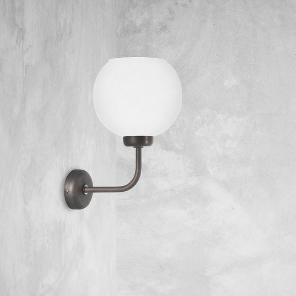 Wandleuchte mit rundem, mattiertem Glasschirm
