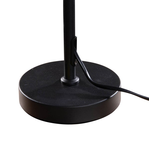 Detailaufnahme vom schwarzen Fuß einer Stehlampe.