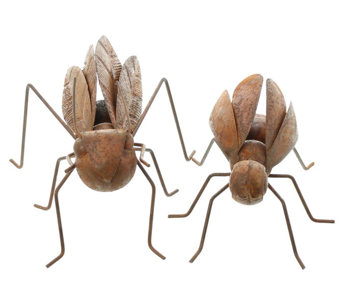 Zwei dekorative Insektenfiguren aus Metall für den Gartenbereich