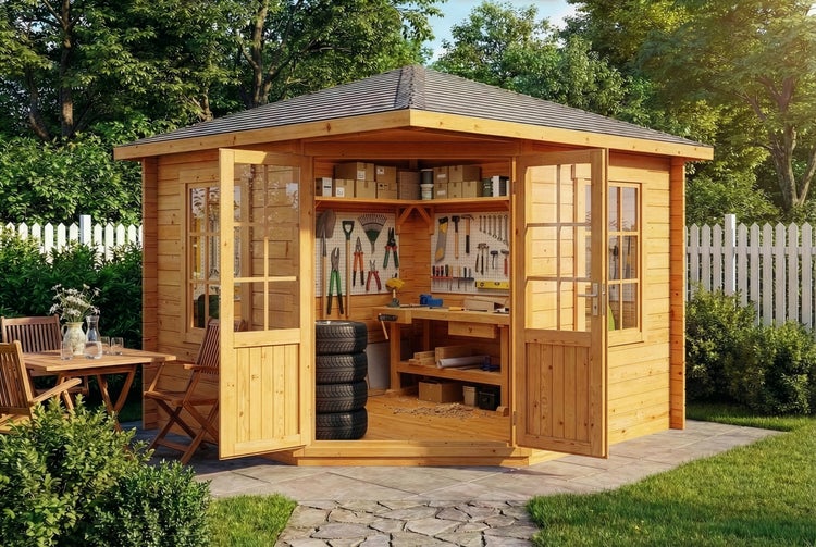 Helles, organisiertes Eck-Gartenhaus aus Holz mit Doppeltüren, Werkbank und Werkzeugwand in einer gepflegten Gartenanlage.