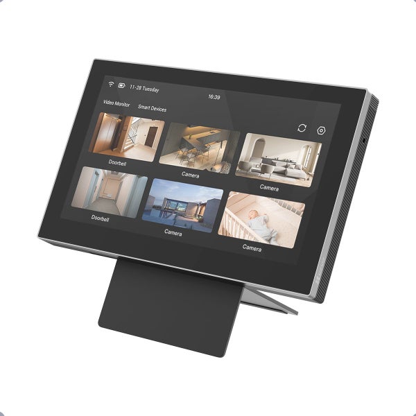 EZVIZ Smart Home Monitor mit Touchscreen, zeigt mehrere Kamera-Feeds für die Überwachung im Innen- und Außenbereich.