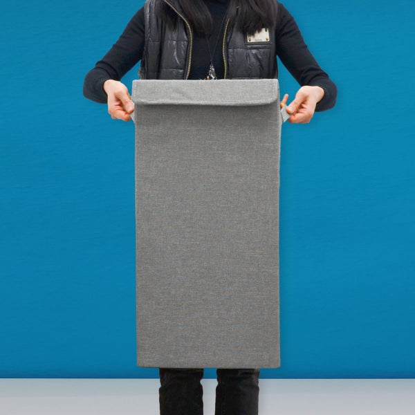 Hoher, rechteckiger Wäschesammler aus grauem Stoff mit Deckel und Griffen.