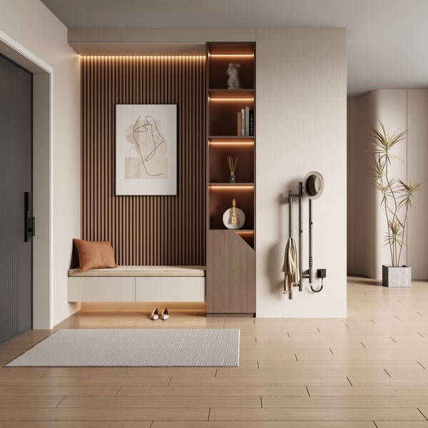 Moderner Flur mit Wandpaneelen aus Holzlamellen, Sitzbank, beleuchtetem Regal, Garderobe und hellem Boden in Holzoptik.