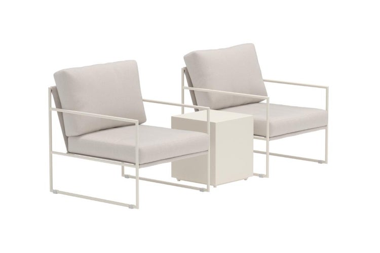 Garten-Lounge-Set aus zwei Sesseln mit Metallrahmen und beigen Polstern sowie einem würfelförmigen Beistelltisch.