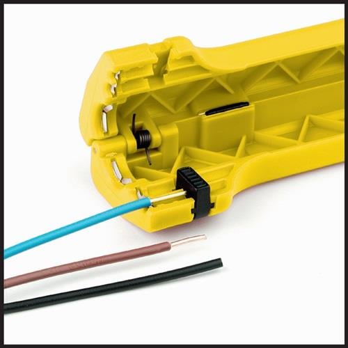 Abisolierzange mit drei farbigen Kabeln