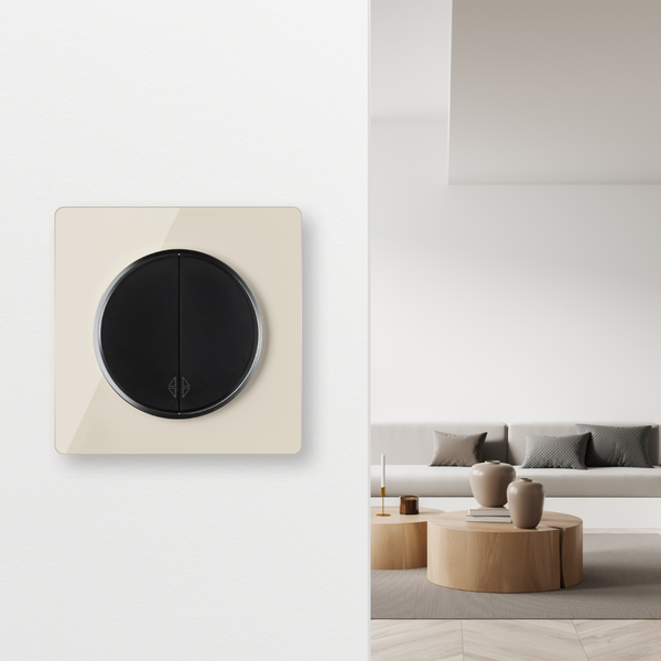 Runder Lichtschalter mit quadratischer Abdeckung in modernem Wohnzimmer mit Sofa und Couchtischen.