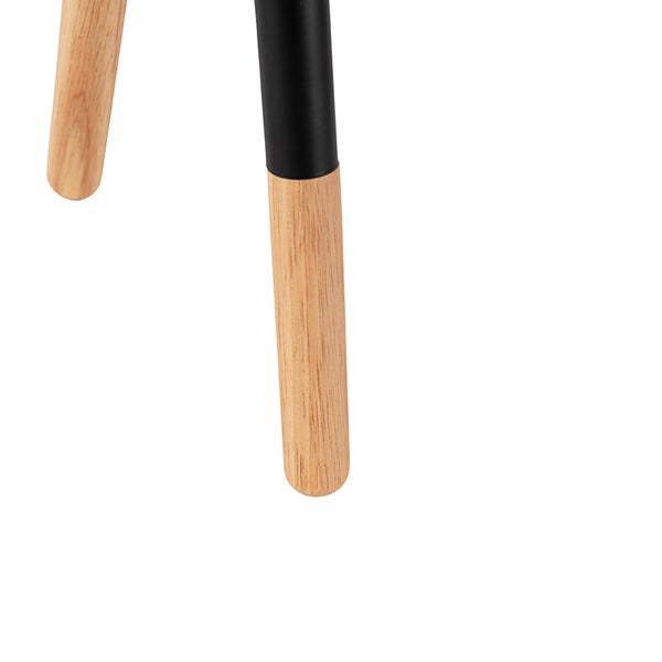 Stuhlbeine aus Holz und Metall in Kombination