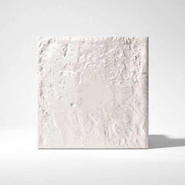 Quadratische Wandfliese mit strukturierter reliefartiger Oberfläche in modernem Design