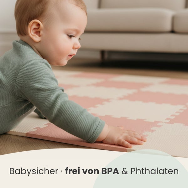 Baby krabbelt auf einer Puzzlematte, die als babysicher sowie frei von BPA und Phthalaten beschrieben wird.