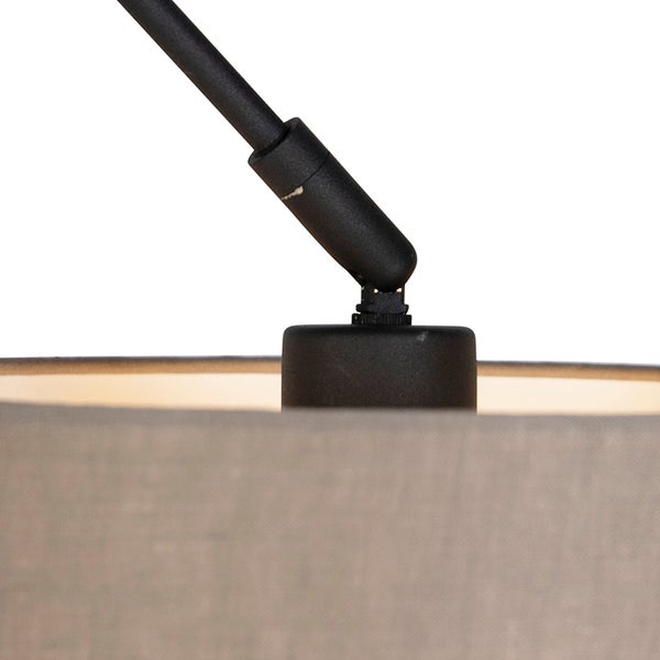 Detailansicht eines verstellbaren Gelenks einer Stehlampe mit grauem Stofflampenschirm und schwarzem Metallarm.