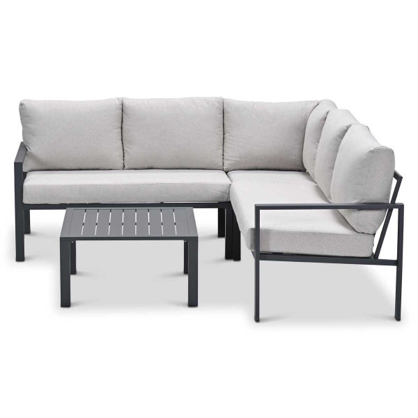 Moderne Garten-Lounge-Gruppe aus Ecksofa mit hellgrauen Polstern und quadratischem Couchtisch mit Lattenoberfläche und dunklem Metallgestell.