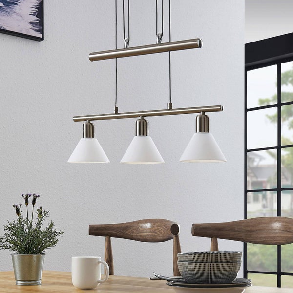 Pendelleuchte mit drei Lampen über einem Esstisch.