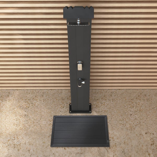 Moderne schwarze Solardusche für den Außenbereich mit passendem Bodenelement, Mischbatterie und Fußbrause.