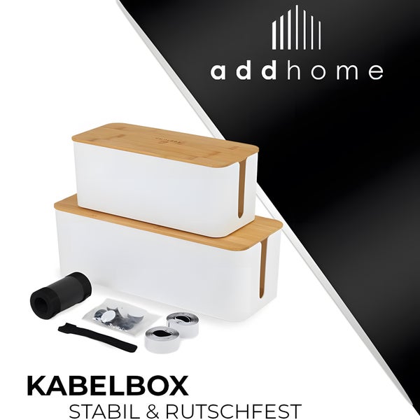 Set aus zwei weißen Kabelboxen mit Bambusdeckeln, schwarzem Kabelschlauch und Zubehör zur Kabelorganisation. addhome Logo.