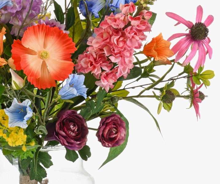 Künstlicher Blumenstrauß mit bunten Blüten wie Dahlien, Mohn und Löwenmäulchen mit grünem Blattwerk.