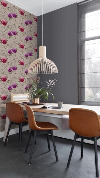 Esszimmer mit Esstisch, Stühlen, Pendelleuchte und Blumentapete