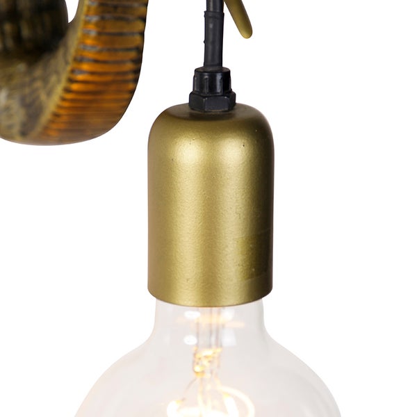 Detailaufnahme einer Wandleuchte mit Glühbirne