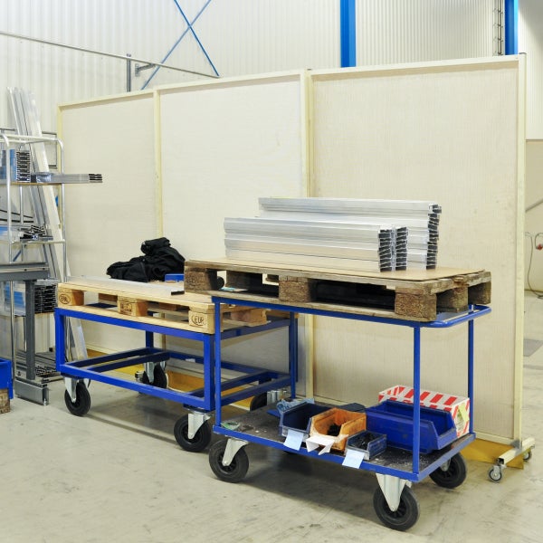 Szene einer Werkstatt mit Werkstattwagen und Aluminiumprofilen