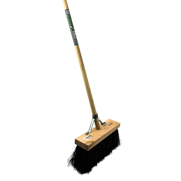 Kehrbesen mit Holzstiel und schwarzen Borsten