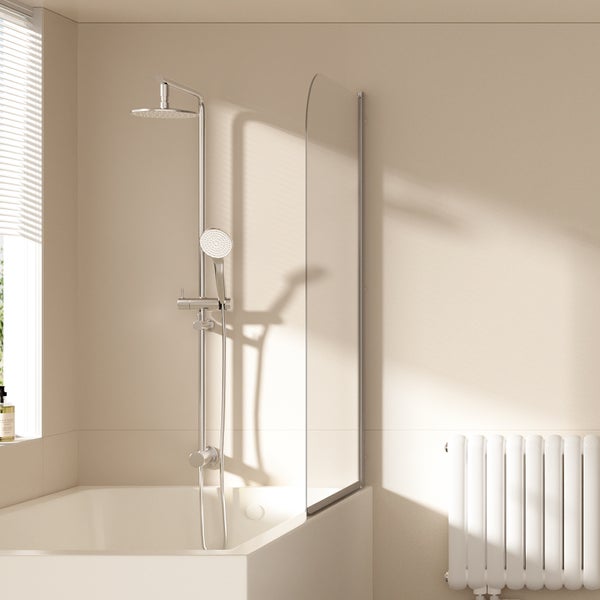 Einbau-Badewanne mit gläserner Duschwand und verchromtem Duschsystem mit Regenbrause sowie Handbrause in einem hellen Badezimmer.