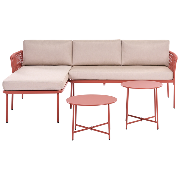 Garten-Lounge-Set aus Metall und Seilgeflecht: Ecksofa mit beigen Polstern und zwei runde Beistelltische in Terrakotta.