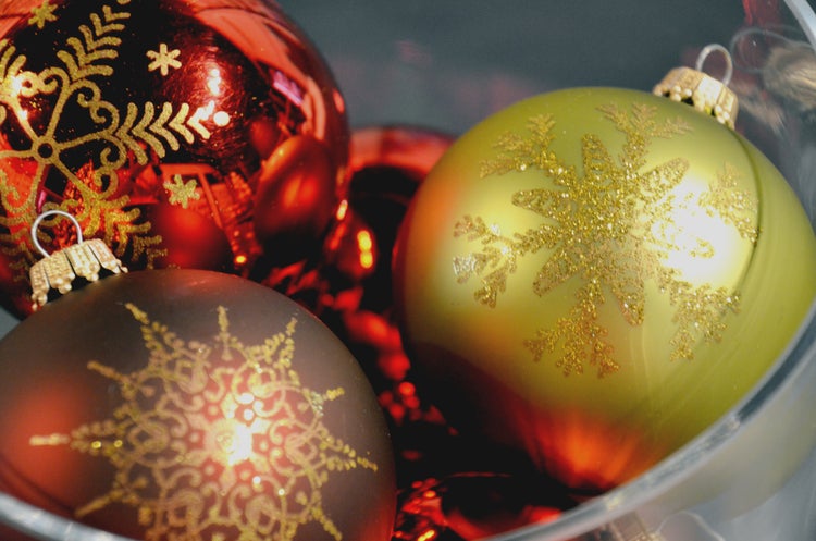 Rot/Grün glanz/matt 8cm Glaskugelsortiment mit Schneeflocken dekoriert, 9 Stk./Box, handdekoriert, 9 Stck., Weihnachtsbaumkugeln, Christbaumschmuck, Weihnachtsbaumanhänger