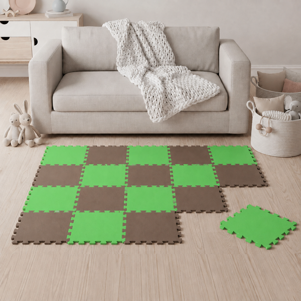 Spielteppich aus ineinandergreifenden Schaumstoffquadraten in Schachbrettmuster vor einem Sofa im Wohnzimmer.