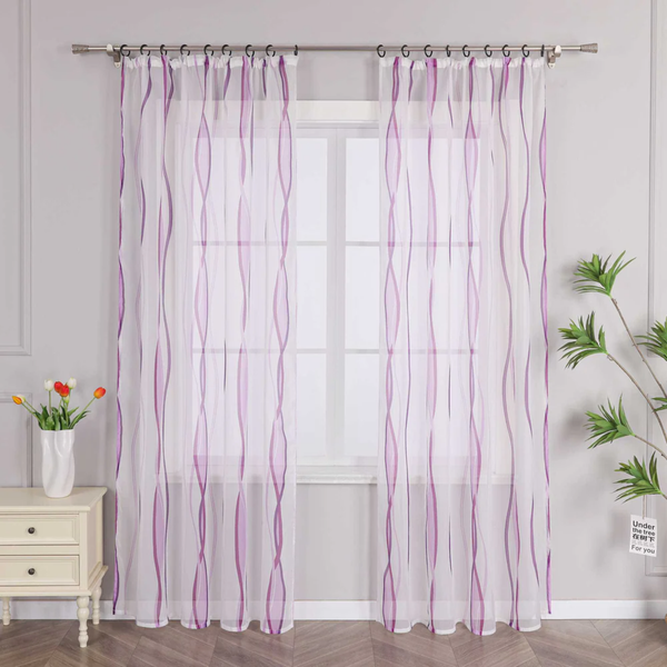 Zwei transparente weiße Vorhangschals mit violetten Wellenlinien an einer Gardinenstange vor einem Fenster in einem hellen Zimmer.