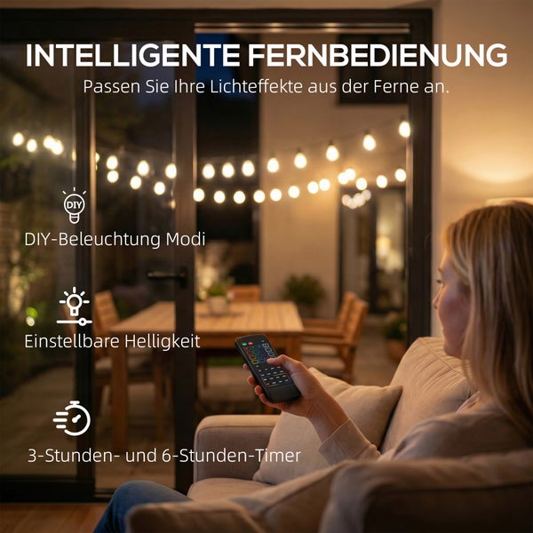 Eine Person bedient per Fernbedienung eine Lichterkette auf der Terrasse mit Holztisch, einstellbarer Helligkeit und Timer-Funktion.