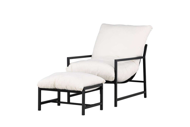 Lounge-Sessel für den Garten mit Fusshocker, schwarzes Metallgestell und weisse Polsterkissen.
