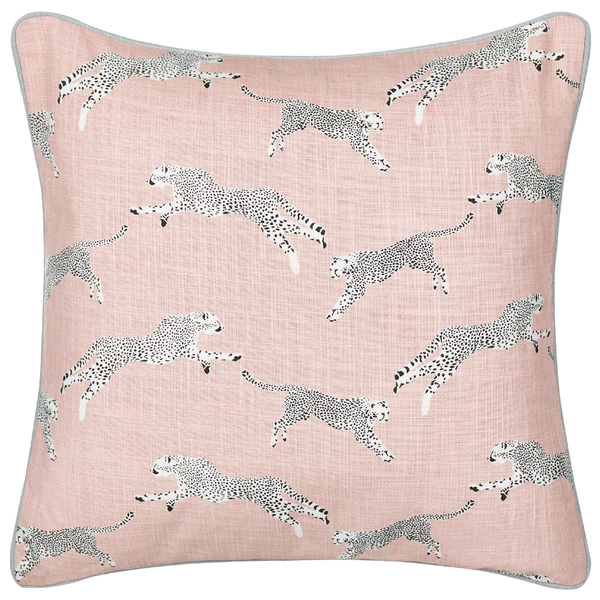 Quadratisches Dekokissen mit springenden Leoparden als Muster und Paspel.