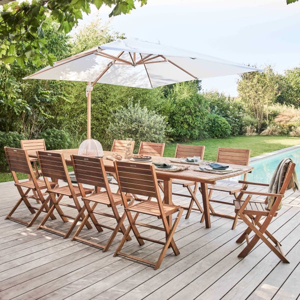 Große Garten-Essgruppe aus Holz mit rechteckigem Tisch, Klappstühlen und weißem Ampelschirm auf einer Holzterrasse an einem Pool.