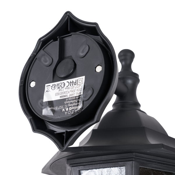 Rückansicht der Montageplatte einer schwarzen Außenwandleuchte mit QAZQA Logo und Etikett zur Schutzart IP44.