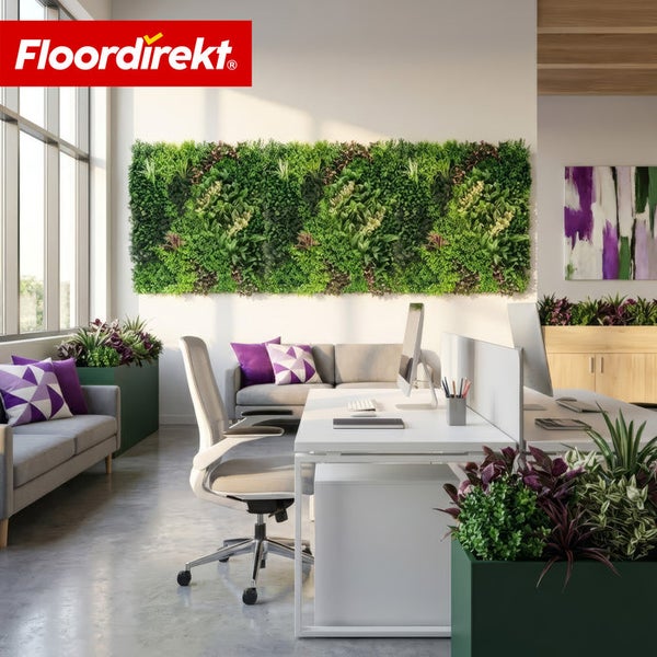 Helles modern eingerichtetes Büro mit großem künstlichem vertikalem Garten an der Wand weißen Schreibtischen grauen Sofas und Floordirekt Logo.