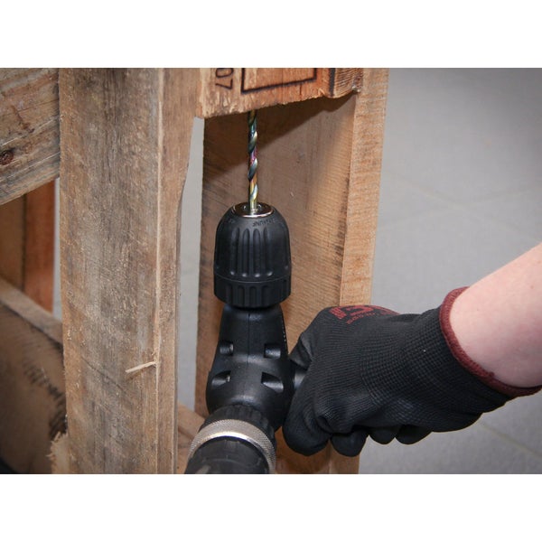 Bohrmaschine mit Bohrer bohrt in ein Holzpalette