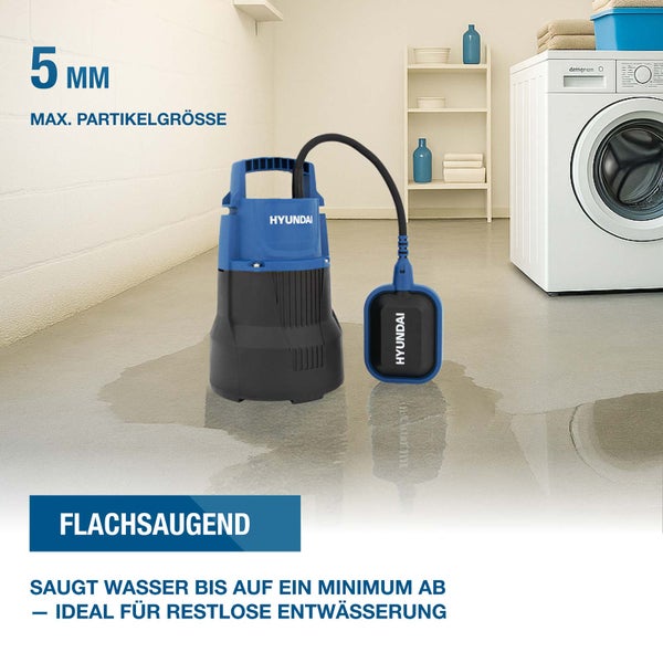 Flachsaugende Hyundai Tauchpumpe in einem hellen Hauswirtschaftsraum neben einer Waschmaschine, maximale Partikelgröße 5 Millimeter.