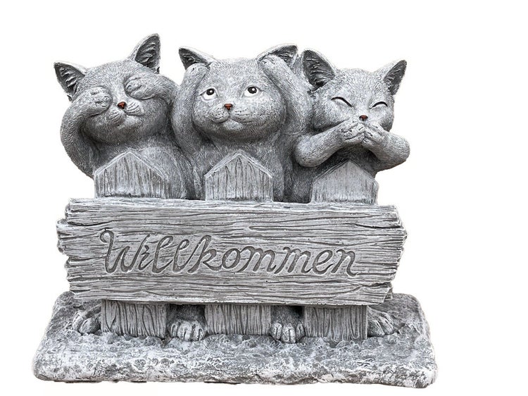 Gartenfigur drei Katzen hinter einem Zaun mit Willkommen Schriftzug aus Steinguss