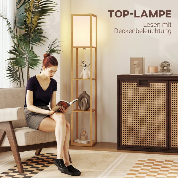 Moderne Stehleuchte aus Holz mit integrierten Regalfächern in einem hellen Wohnzimmer neben einer Person, die in einem Sessel liest.