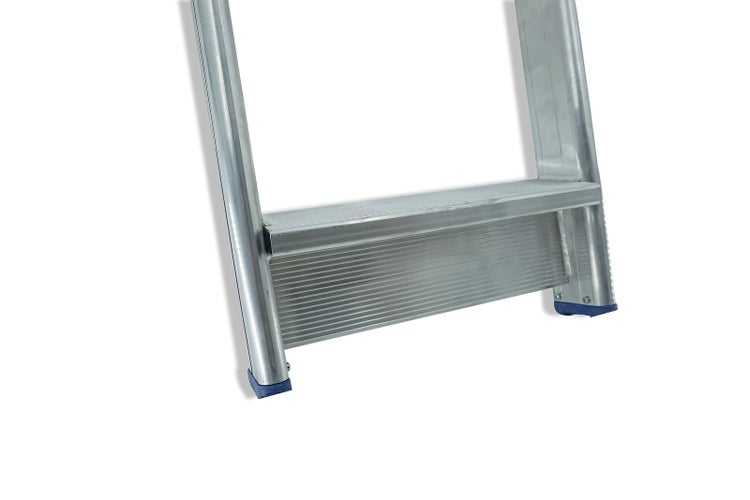 Detailansicht einer Aluminiumleiter mit Stufen und Fußkappen
