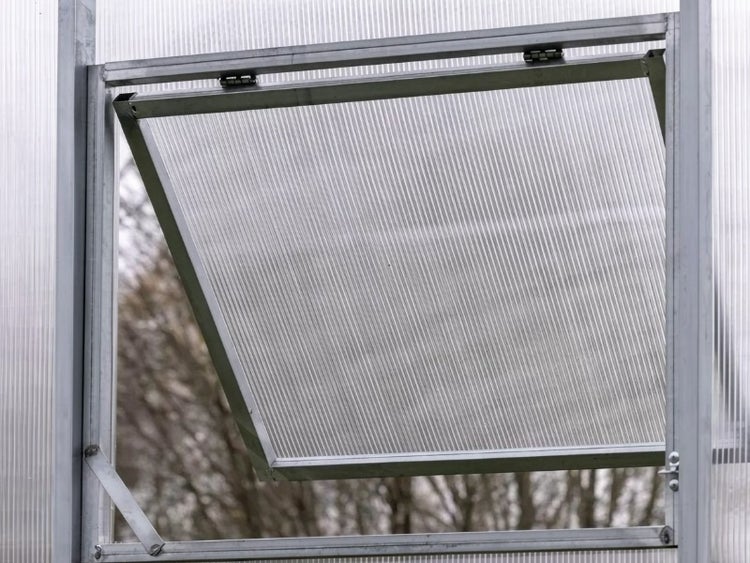 Geöffnetes Dachfenster mit Metallrahmen und Hohlkammerplatte für Gewächshaus