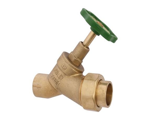Schrägsitzventil aus Messing mit grünem Handrad und Verschraubung für Wasserleitungen.