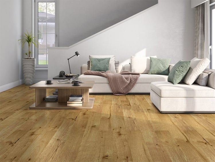 Modernes Wohnzimmer mit hellem Holzfußboden in Eichenoptik, weißem Sofa mit Kissen und einem Couchtisch aus Holz.