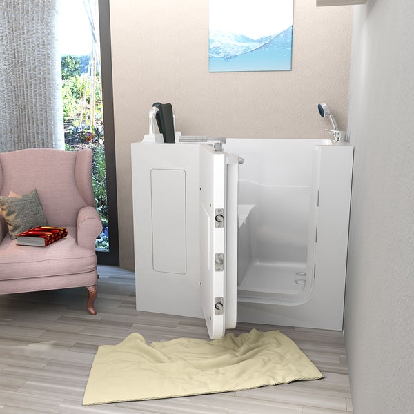 Begehbare Badewanne mit offener Tür, Armlehnstuhl und Handtuch