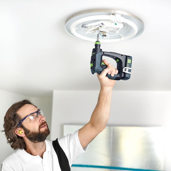 Werkzeugsatz mit verschiedenen Einsätzen in blauem Koffer