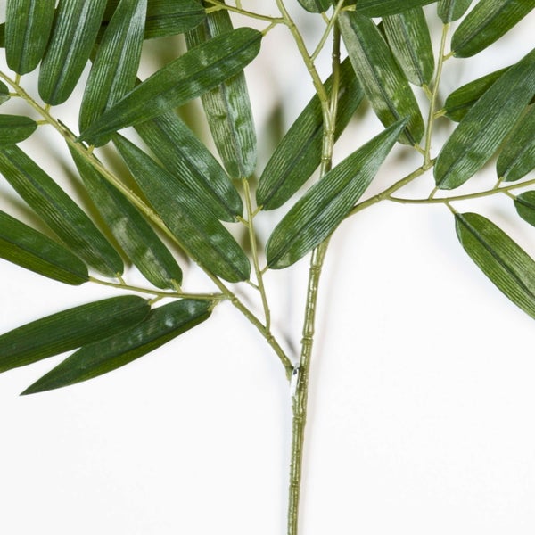 Künstlicher Bambuszweig mit grünen Blättern aus Kunststoff für Dekoration.