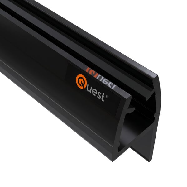 Schwarze Profilleiste aus Kunststoff mit Quest Logo.